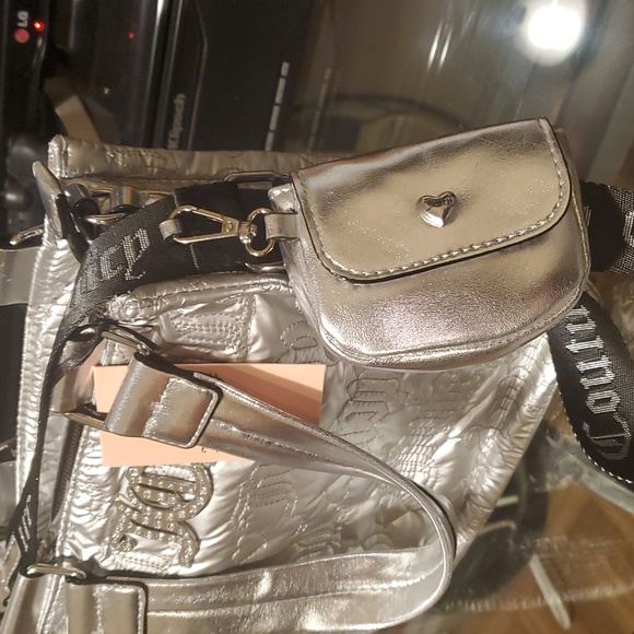 Nwt juicy couture silver metallic handbag with matching pouch on guitar strap - Picture 3 of 7